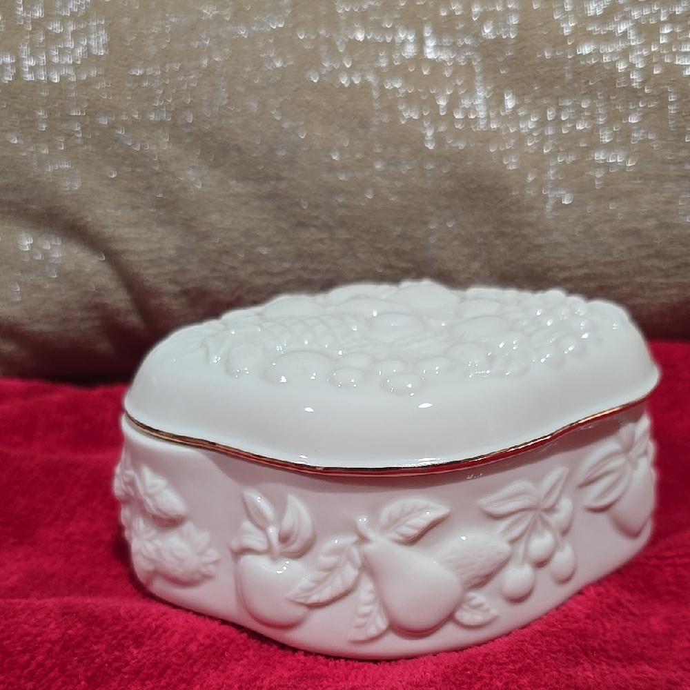 Lenox Fine Ivory China music box